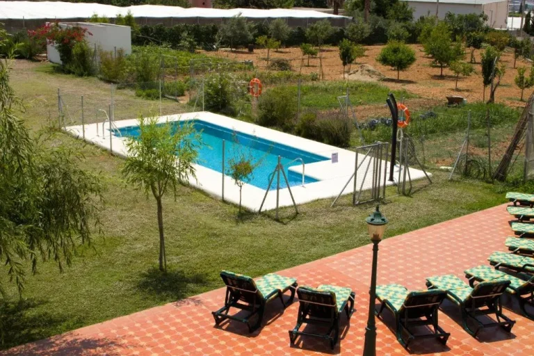 Piscina privada con jardín – exterior vivienda